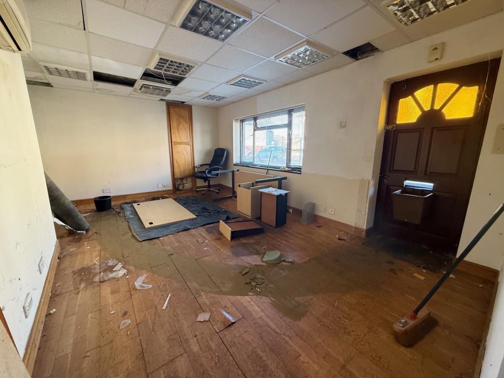 Lot: 100 - COMMERCIAL UNIT FOR REPAIR AND IMPROVEMENT - Room inside unit
